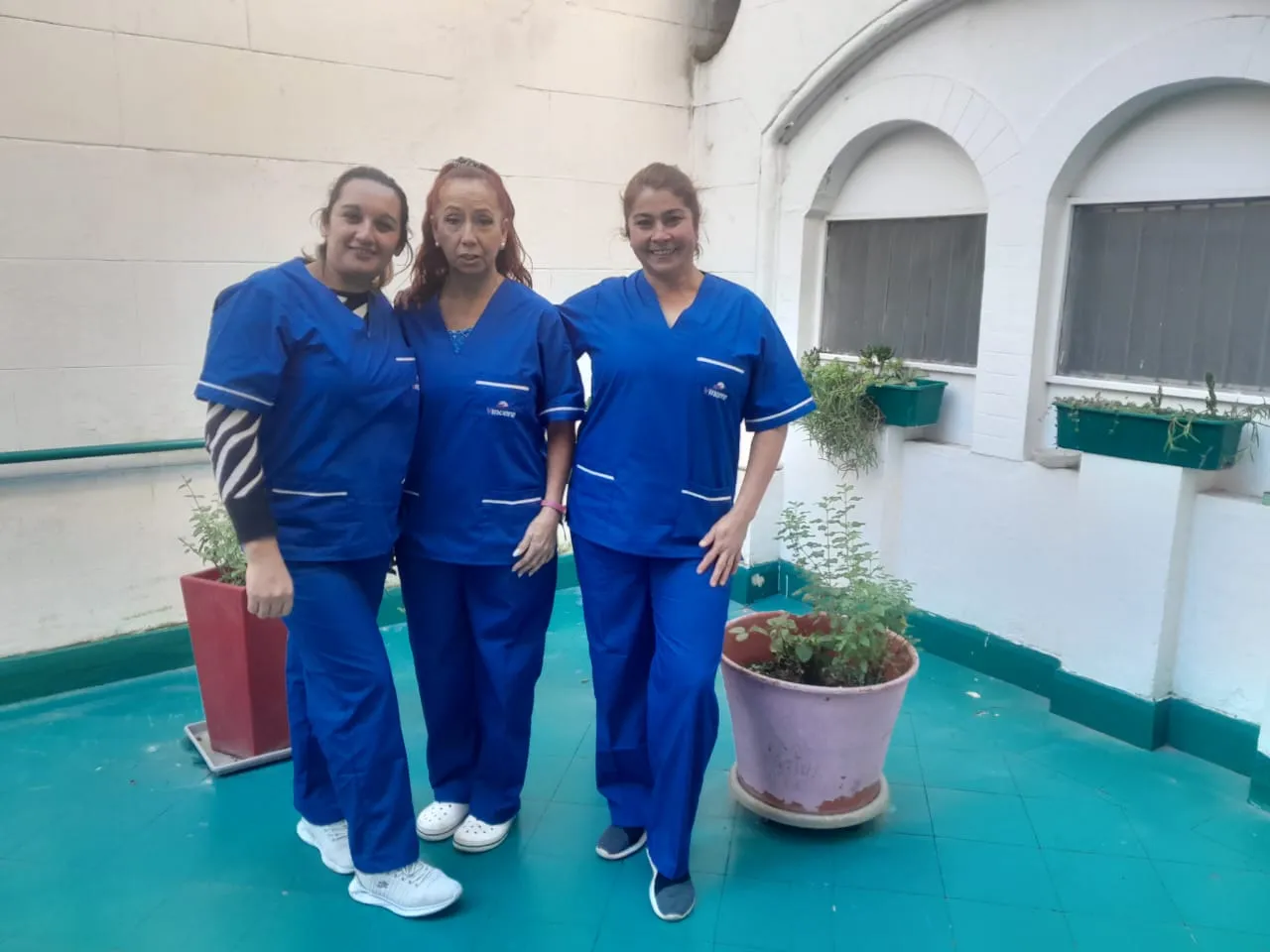 Las tres enfermeras del equipo de Vincere en el patio del centro