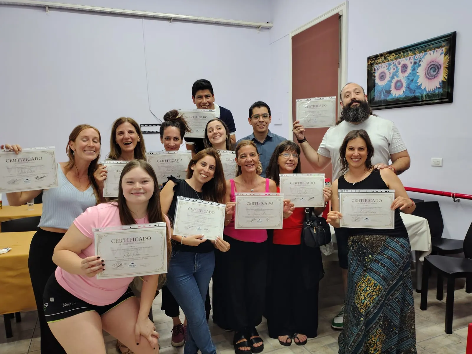 El equipo de talleristas y terapeutas de Vincere con sus certificados