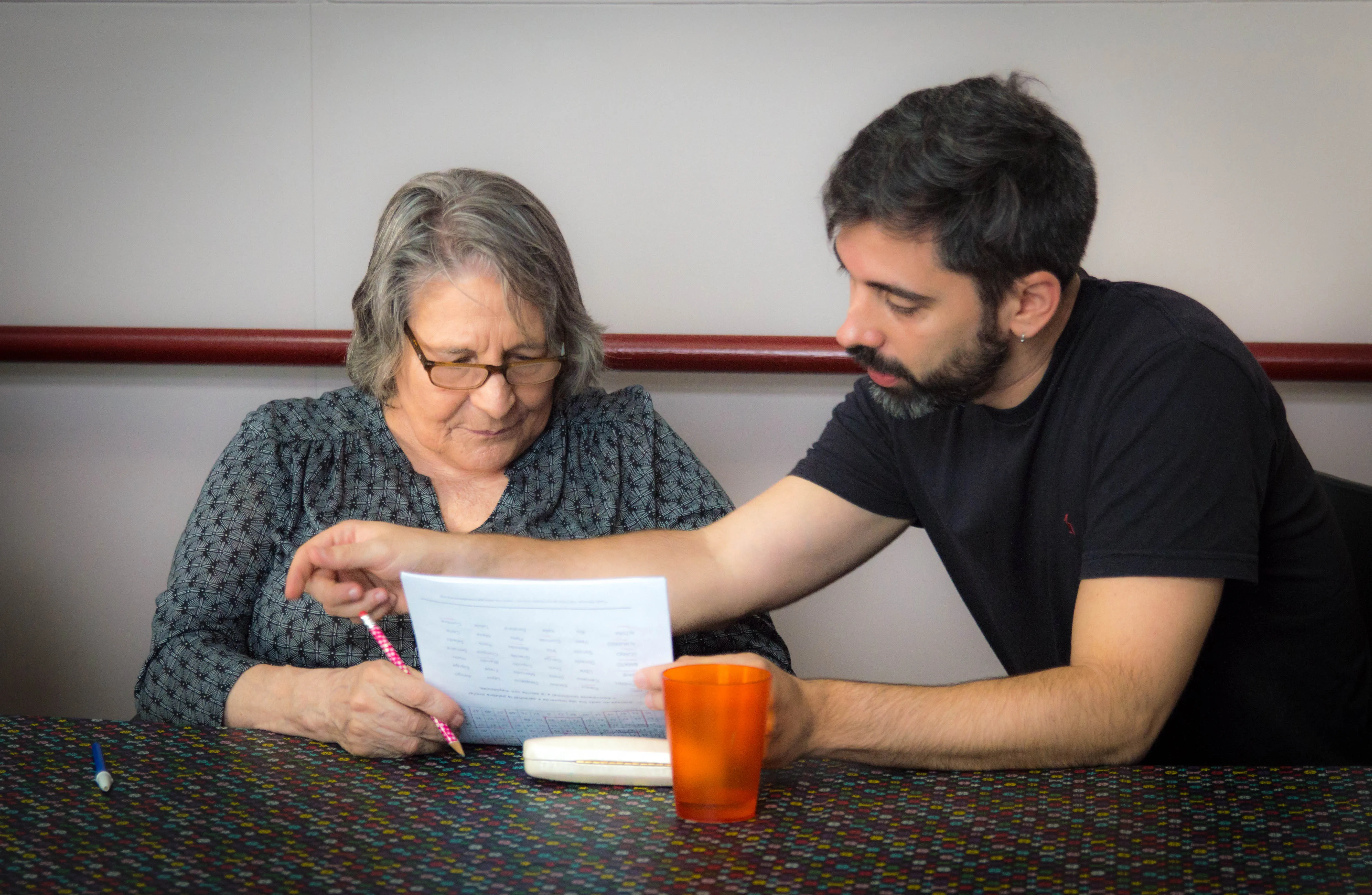 Un profesional de Vincere acompaña a una concurrente en un ejercicio de estimulación cognitiva