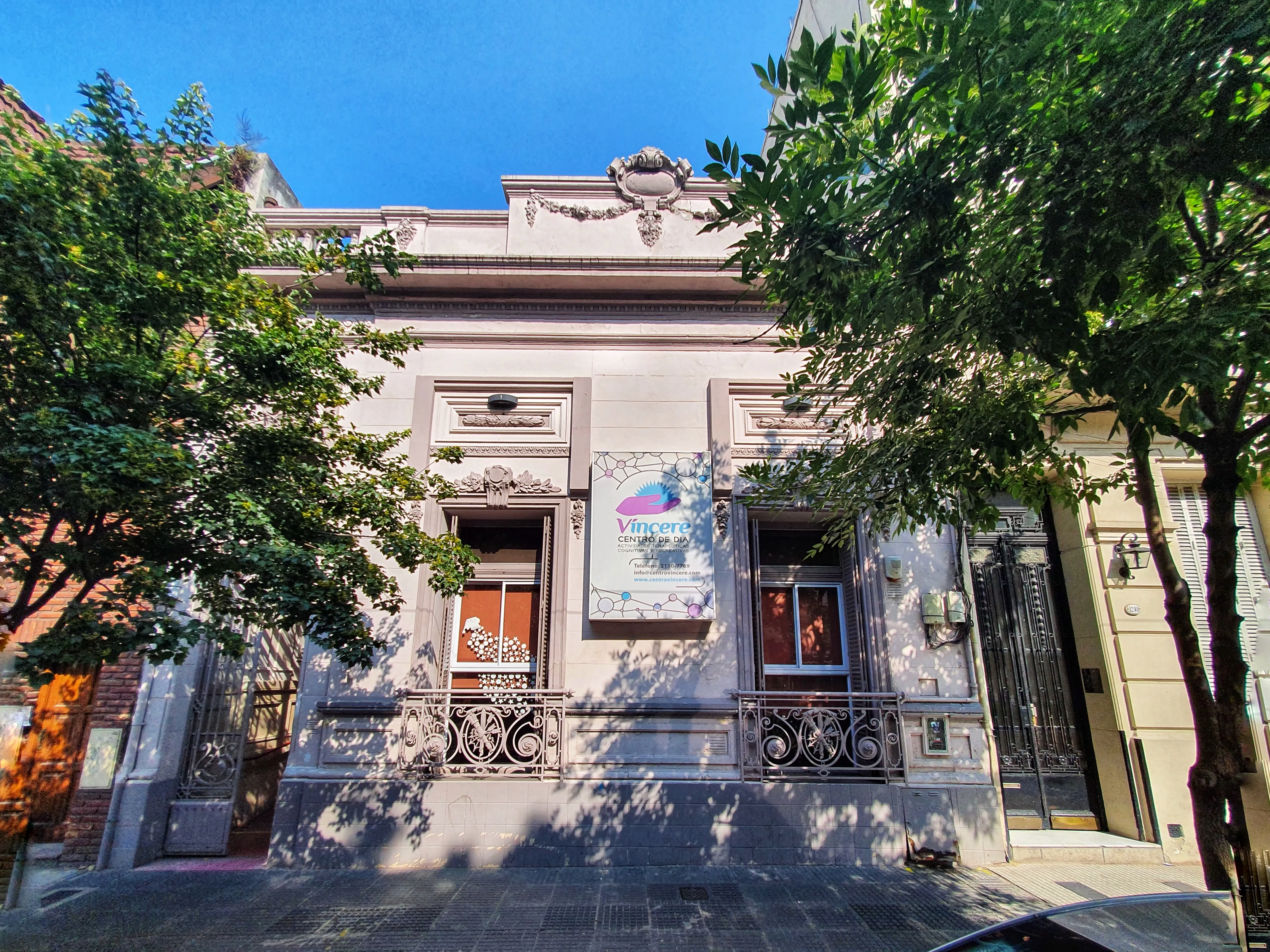 Fachada de la casona de Vincere en la calle Gallo, con árboles en la vereda