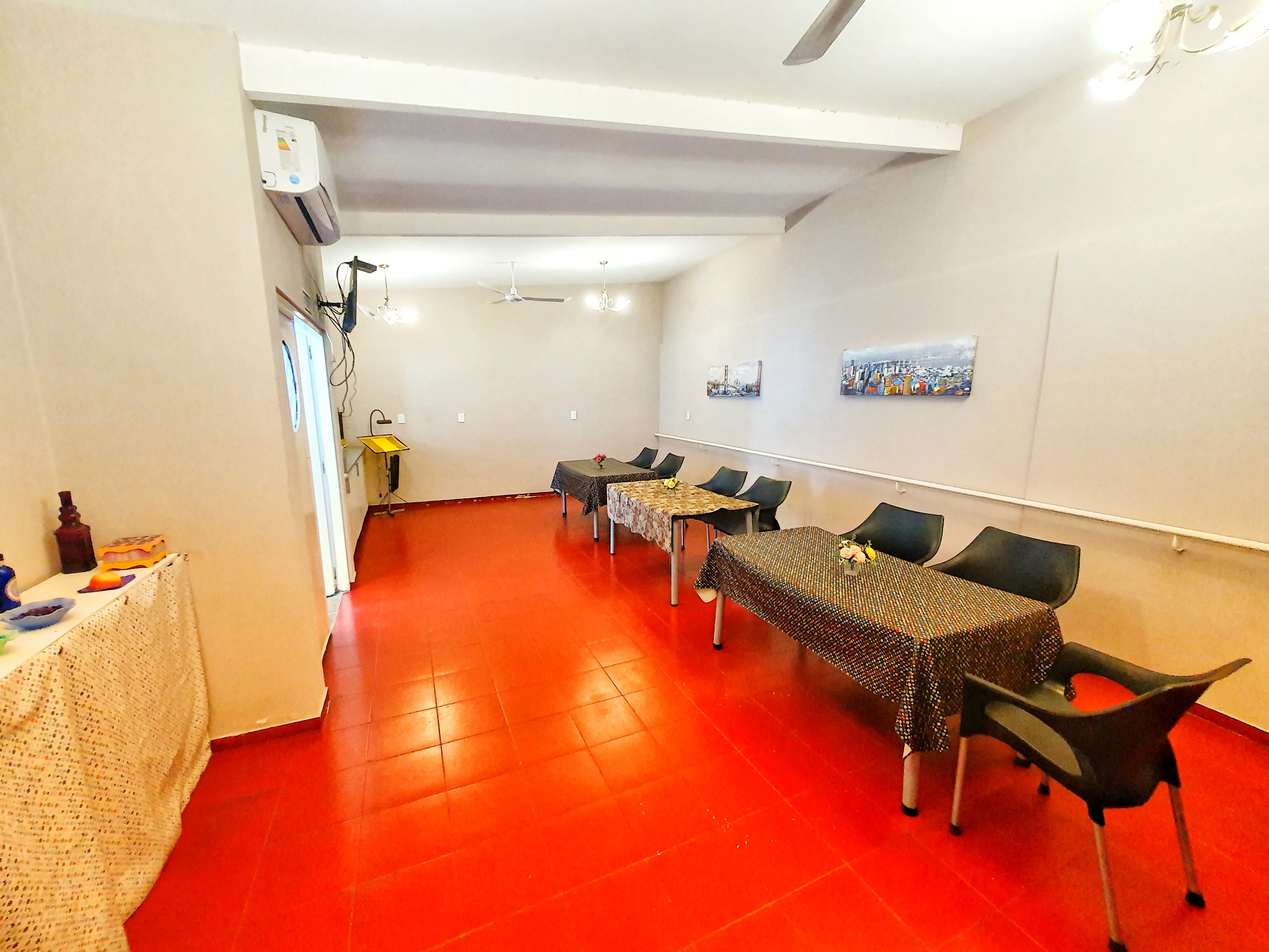 Salón comedor amplio con mesas con manteles y flores